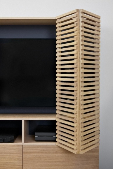 Telewizor ukryty w szafce Moko TV Box Dom, LIFESTYLE - Jak schować telewizor przed wzrokiem gości, a jednocześnie zapewnić mu odpowiednią wentylację? Black Red White stworzyło szafkę Moko TV Box, która jednocześnie jest estetyczna i pomysłowa, a także idealnie wkomponuje się w salon urządzony w minimalistycznym stylu.