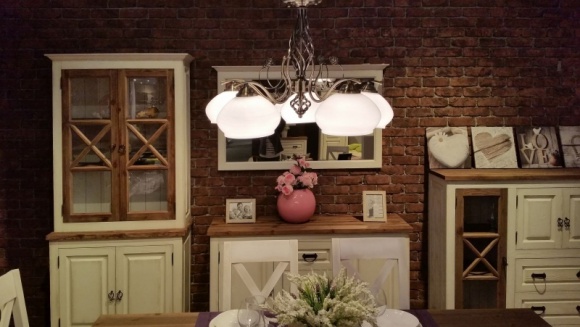 Ponadczasowa klasyka – lampy, które nie wychodzą z mody Dom, LIFESTYLE - Mieniące się kryształy, ciężkie, misterne zdobienia, szlachetny kolor patyny… Klasyczne oświetlenie wciąż kusi ujmującymi, pełnymi wdzięku formami. Nie boi się nowoczesności, bo umiejętnie zastosowane w aranżacji to ponadczasowe i zawsze eleganckie rozwiązanie.