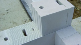 Jaka jest właściwa grubość spoiny tradycyjnej i cienkowarstwowej? Dom, LIFESTYLE - Przystępując do budowy domu, inwestorzy dużą wagę przykładają zwykle do wyboru materiałów ściennych. Należy jednak pamiętać, że to nie wszystko, niemały wpływ na ostateczne parametry przegród będą miały bowiem także rodzaj stosowanej zaprawy i poprawność wykonania spoinowania.