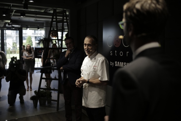 Cook Story by Samsung – nowe miejsce dla amatorów kulinarnych wrażeń Dom, LIFESTYLE - Cook Story by Samsung to nowe miejsce na kulinarnej mapie Warszawy. Samsung Electronics Polska otwiera wyjątkowy showroom połączony ze szkołą gotowania.