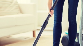 Rodzaje końcówek do odkurzacza. Przegląd produktowy Dom, LIFESTYLE - Rozważając zakup nowego odkurzacza ważne są nie tylko parametry techniczne. Odpowiednio dobrane końcówki znacznie podniosą jego funkcjonalność i pozwolą na szybkie pozbycie się kurzu z każdego rodzaju powierzchni, którą przyjdzie nam sprzątać.