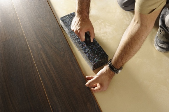 Ekspert podpowiada: jak właściwie zamontować panele laminowane? Dom, LIFESTYLE - Panele laminowane to wciąż jeden z najpopularniejszych rodzajów podłogi stosowanych w naszych domach.