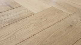 Jak zamaskować uszkodzenia w podłodze drewnianej?