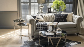 Miloo Home – kolekcja Manhattan Dom, LIFESTYLE - Styl nowojorskich apartamentów przy Park Avenue lub miejskich domów na Upper West Side to wysublimowane połączenie wzorów klasycznych z uwspółcześnionymi. Nawiązuje do niego kolekcja mebli i dodatków Miloo Home.