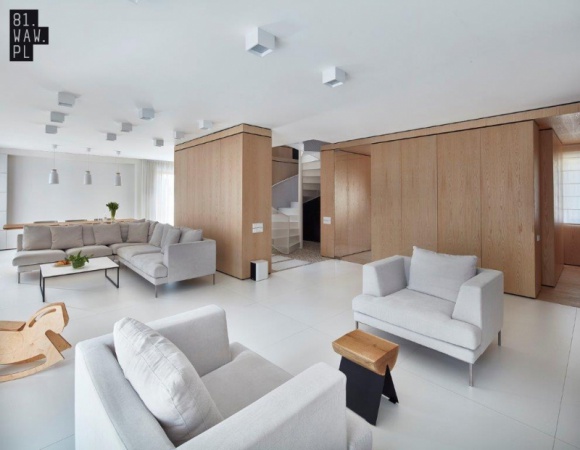 Biel i drewno w prostych formach Dom, LIFESTYLE - Projekt pracowni 81.waw.pl to wnętrze utrzymane w bieli, ocieplone drewnem. Stonowane kolory i ich surowość przełamuje bijące od jasnego drewna ciepło. Dzięki temu przestrzeń zyskuje przytulną atmosferę.