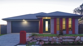 Na co zwrócić uwagę wybierając drzwi frontowe do domu? Dom, LIFESTYLE - Podczas wyboru drzwi wejściowych zwracamy przede wszystkim uwagę na ich wygląd, który powinien współgrać z fasadą i pozostałymi elementami stolarki otworowej. Kierujemy się również ich właściwościami antywłamaniowymi, aby zadbać o nasze bezpieczeństwo.