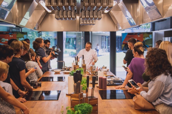 Kulinarne emocje w Cook Story by Samsung Dom, LIFESTYLE - Cook Story by Samsung to cykl niecodziennych, inspirujących spotkań dla wszystkich miłośników dobrych smaków. Z okazji otwarcia nowego showroomu oraz wyjątkowej szkoły gotowania, Samsung Electronics