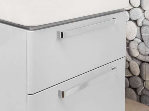 Szyk zamknięty w detalu. Nowe kolekcje marki Gamet Dom, LIFESTYLE - Trend na minimalizm już na stałe wpisał się w upodobania wielu projektantów. Dla miłośników ponadczasowego designu, marka Gamet proponuje kultowe uchwyty - Piatto oraz Trapano. Kolekcje to ukłon w stronę nowoczesnych nurtów, będących odwzorowaniem elegancji oraz szyku.