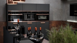 5 powodów, dla których warto urządzić kuchnię w miedzi – podpowiada Comitor Dom, LIFESTYLE - Rok 2017 w trendach wnętrzarskich upływa pod hasłem „miedź” i wszystko wskazuje na to, że będzie ona modna także w następnych latach. Idealnym przykładem jej zastosowania jest marka Küppersbusch