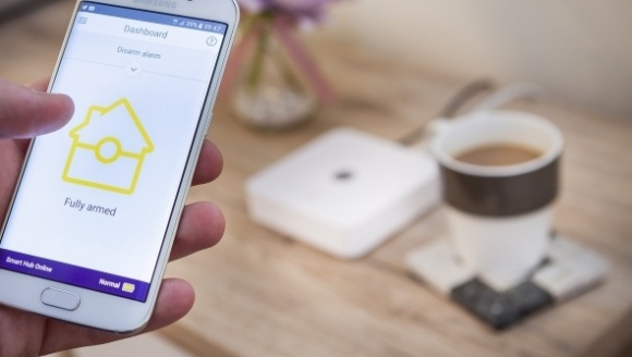 Bezpieczeństwo w wersji „smart” – zestaw alarmowy Smartphone SR 3200i Dom, LIFESTYLE - Potencjał technologii smart od kilku lat wykorzystywany jest przez twórców urządzeń, które każdego dnia ułatwiają nam codzienne funkcjonowanie.