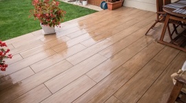 Drewno zaklęte w gresie – płyty Sundeck z linii Libet Ceramic