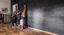 Sposób na antracyt. Ściana KERRADECO od VOX Dom, LIFESTYLE - Antracyt – kolor, który podbił świat designu i serca projektantów, dzięki marce VOX może pojawić się na ścianach nie tylko za sprawą farb czy tapet. Prezentujemy odporniejszą i trwalszą alternatywę – KERRADECO, czyli innowacyjny system ścienny.