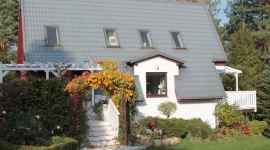 Biała elewacja na lata – czy to możliwe? Dom, LIFESTYLE - Biały dom w amerykańskim stylu to marzenie niejednej osoby. Joanna z bloga Green Canoe udowadnia, że metamorfoza kolorowej elewacji jest nie tylko możliwa, lecz także prostsza, niż się powszechnie wydaje.