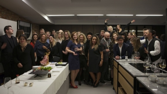 Nowy salon Studio Prostych Form otwarty w Fabryce Koronek Dom, LIFESTYLE - 15 listopada 2017 r. w prestiżowym miejscu – starej Fabryce Koronek przy ul. Burakowskiej 5/7 w Warszawie Studio Prostych Form otworzyło swój drugi salon. Producent luksusowych zabudów i wysokiej klasy mebli na zamówienie pokazał przybyłym nową, przepiękną ekspozycję!