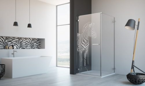 Komfortowe z natury – kabiny z grawerem od firmy Radaway