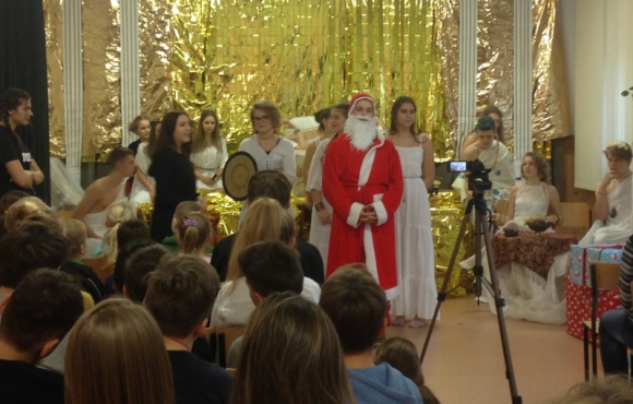 Białostoccy uczniowie wsparli niepełnosprawne dzieci Dom, LIFESTYLE - Dziesięć ogromnych paczek wręczyli uczniowie Zespołu Szkół Społecznych Fundacji Edukacji "Fabryczna10" niepełnosprawnym dzieciom ze Specjalnego Ośrodka Szkolno -Wychowawczego w Białymstoku.