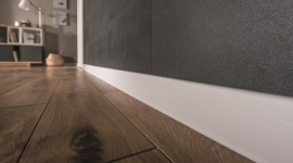 Biała listwa. Niezastąpiony klasyk od VOX Dom, LIFESTYLE - Listwa przypodłogowa zyskała status elementu nie mniej ważnego niż podłoga czy drzwi. I słusznie! Bo jej dobór ma ogromny wpływ na nasz aranżacyjny sukces – który z pewnością osiągniemy, decydując się na funkcjonalne listwy marki VOX w odcieniu ponadczasowej bieli!