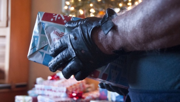 Święta spokojne, święta bezpieczne: Jak uchronić dom przed włamaniem? Dom, LIFESTYLE - Przerwa świąteczna dla większości z nas to przede wszystkim czas wypoczynku. Niemniej nie można zapomnieć o wyjątkowo przedsiębiorczych włamywaczach, którzy co roku z powodzeniem czerpią profity wynikające z nieobecności domowników.