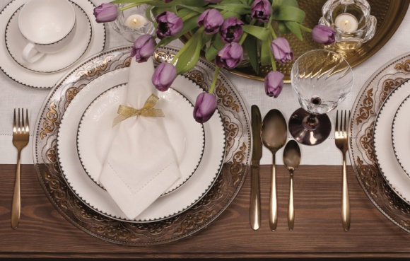 Przygotuj swój dom na rodzinną celebrację Dom, LIFESTYLE - Jesienią oraz zimą najwięcej czasu spędzamy z rodziną. W Domu. Gdy pogoda nie sprzyja wychodzeniu na zewnątrz, w zaciszu własnego mieszkania możemy wykreować przestrzeń, która będzie zachęcała do wspólnych spotkań i pozwoli przetrwać chłodne miesiące.