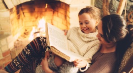 Jak utrzymać świąteczny czar kominka przez cały rok?