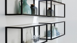 Smartcube – regał perfekcyjnie zaprojektowany Dom, LIFESTYLE - Smartcube to idealna strefa przechowywania. Składa się z kubików, które można dowolnie łączyć, dzięki czemu umożliwia pełną personalizację. W ten sposób sprytnie komponuje się z każdym wnętrzem i sprawdza się nawet w niewielkich mieszkaniach.