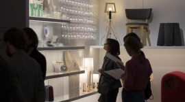 Świecąca ścianka BUBBLES od PUFF-BUFF w Galerii Wzornictwa Polskiego Dom, LIFESTYLE - Muzeum Narodowe w Warszawie otworzyło nową, długo wyczekiwaną, stałą ekspozycję – Galerię Wzornictwa Polskiego. W ostatniej wolnej przestrzeni budynku zaprezentowano najciekawsze prace polskich projektantów z różnych epok i środowisk – od początku XX wieku po czasy współczesne.