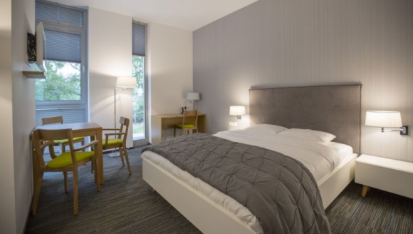 BoConcept łączy siły z Fundacją Ronalda McDonalda Dom, LIFESTYLE - Marka BoConcept wspiera Fundację, wyposażając Domy Ronalda McDonalda w funkcjonalne meble i dodatki wysokiej jakości. Dzięki zaangażowaniu firmy, wnętrza przypominają domowe zacisze, poprawiając nastrój dzieciom i ich rodzinom.