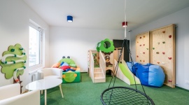 Strefa zabaw zamiast mieszkania? Dom, LIFESTYLE - Ścianka wspinaczkowa, huśtawka, zjeżdżalnia. We wrocławskiej inwestycji Villa Alouette deweloper zrealizował kreatywną przestrzeń dla dzieci wewnątrz budynku. Można tam spędzić czas na zabawie, zorganizować urodziny lub po prostu zintegrować się z sąsiadami.