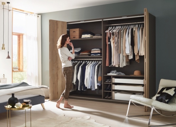 Efekt panoramy z WingLine L Dom, LIFESTYLE - Wystarczy tylko nieznaczny ruch ręki, aby uzyskać swobodny dostęp do całej zawartości szafy. WingLine L od firmy Hettich to innowacyjny system do drzwi składanych, który pozwala zagospodarować nawet najtrudniejszą wnękę na wygodne miejsce do przechowywania.