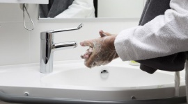 Jak zaaranżować łazienkę dla osób niepełnosprawnych Dom, LIFESTYLE - Stworzenie komfortowej łazienki to nie lada wyzwanie, szczególnie wtedy, gdy korzystać z niej mają osoby niepełnosprawne. Głównym założeniem projektującego powinno być rozmieszczenie elementów tak, aby użytkownik miał je wszystkie „pod ręką”.