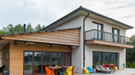 Drewniana elewacja – jak dopasować kolor do okien, drzwi i dachu?