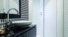 Jakie drzwi będą najlepiej pasować do łazienki? Dom, LIFESTYLE - Łazienka powinna być miejscem, w którym dobudzamy się porannym prysznicem i przygotowujemy się, aby przywitać nowy dzień. Wieczorem zaś podczas gorącej kąpieli powinniśmy odnaleźć w niej spokój i ukojenie. Jak stworzyć przestrzeń odpowiadającą na takie potrzeby?