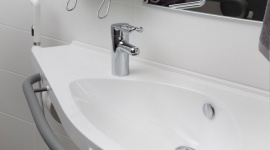 Design i bezpieczeństwo, czyli produkty Oras dla osób niepełnosprawnych Dom, LIFESTYLE - Producenci armatury sanitarnej pragną dostarczać swoim klientom produkty w pełni dopasowane do ich potrzeb. Dlatego coraz częściej wśród ich asortymentu spotkać można modele, których odpowiednia konstrukcja i dodatkowe