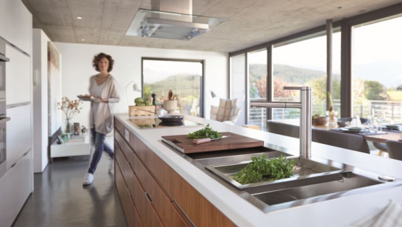 Świętowanie zaczyna się w kuchni Dom, LIFESTYLE - Wielkanoc nie istniałaby bez tradycyjnego śniadania oraz uroczystego obiadu. Pieczony schab ze śliwkami, aromatyczne pasztety i biała kiełbasa, soczyste pieczenie, wszechobecne jaja oraz słodkości w postaci mazurków, makowców czy wielkanocnych bab to podstawa tego święta.