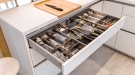 Funkcjonalne i perfekcyjnie zorganizowane szuflady Dom, LIFESTYLE - Są pojemne, pakowne, wytrzymałe a ich wysokość można zaprojektować pod oczekiwania przyszłych użytkowników. W nowoczesnej kuchni to szuflady stały się wyznacznikiem funkcjonalności i maksymalnej wygody.