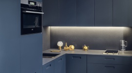 Kompaktowa kuchnia marki ZAJC Dom, LIFESTYLE - Niewielki, kompaktowy zestaw mebli marki ZAJC intryguje oryginalnym kolorem frontów. Ergonomiczne rozplanowanie kuchni, wyposażonej we wszystkie niezbędne urządzenia, ułatwia szybkie przygotowywanie posiłków.