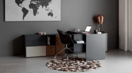 Postaw na czerń! Dom, LIFESTYLE - Czerń we wnętrzach jeszcze do niedawna występowała tylko w postaci detali, a jej zastosowanie na ścianach budziło obawy. Dziś zagościła w naszych domach, nadając im wyrazisty charakter. Jak umiejętnie zaaranżować czarne wnętrze, by uniknąć efektu przytłoczenia?