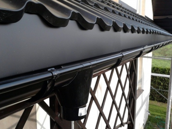 Przegląd systemów rynnowych - od dachów płaskich, przez skośne, po nietypowe Dom, LIFESTYLE - Planując budowę domu jako pierwszy pojawia się koncept, ogólny zamysł, który staje się podwaliną projektu architektonicznego. Dom musi nie tylko odpowiadać naszym gustom i indywidualnym potrzebom, ale przede wszystkim być w każdym calu praktyczny.