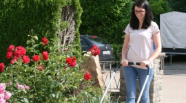 Nowość STARMIX do sprzątania domu i ogrodu Dom, LIFESTYLE - Nowa zamiatarka ręczna STARMIX 355 to urządzenie pozwalające niewielkim kosztem utrzymać w czystości mniejsze powierzchnie, np. przydomowe chodniki. Jej zalety to: kompaktowe rozmiary, łatwość obsługi i niezawodność.