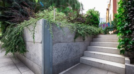 Remont schodów zewnętrznych – 5 rzeczy, na które warto zwrócić uwagę. Dom, LIFESTYLE - Schody to jedne z najbardziej eksploatowanych elementów konstrukcyjnych domu. Zarówno schody zewnętrzne, jak i wewnętrzne, w wyniku częstego użytkowania, mogą ulec uszkodzeniu na skutek czynników mechanicznych i atmosferycznych.