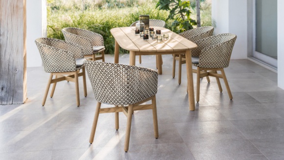 W harmonii z naturą, czyli najnowsze trendy w urządzaniu outdoorowej przestrzeni Dom, LIFESTYLE - Zacisze domowego ogrodu lub tarasu, to miejsca, w których najchętniej spędzamy czas w upalne, letnie dni. Dobrze zaprojektowana, outdoorowa przestrzeń oraz odpowiednio dopasowane meble i dodatki zagwarantują komfort i wprowadzą atmosferę sprzyjającą wypoczynkowi.