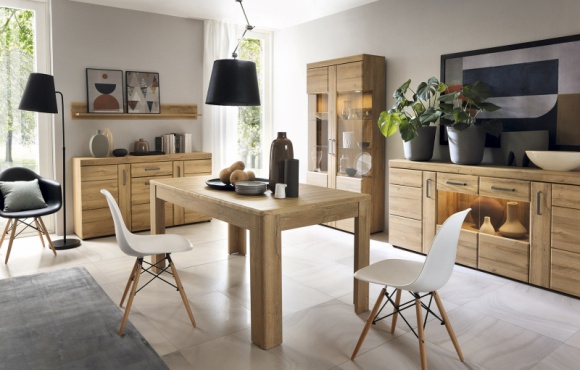 Cortina – nowa kolekcja w ofercie marki Meble Wójcik Dom, LIFESTYLE - Firma Meble Wójcik wprowadziła do swojej oferty nową kolekcję – Cortina. Program w kolorze dębu o masywnej konstrukcji przywodzi na myśl tradycyjne meble z naturalnego drewna. Kolekcja pozwoli na urządzenie salonu, jadalni, a nawet przedpokoju.