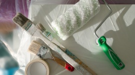 Jak wykończyć mieszkanie w stanie surowym? Dom, LIFESTYLE - Mamy już gotowy dom lub mieszkanie w stanie surowym, więc… możemy się wprowadzać? Niestety, nie tak szybko. Jeśli chcemy, by prace wykończeniowe zostały wykonane w zgodzie z zasadami sztuki budowlanej, mogą one potrwać nawet kilka miesięcy.