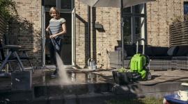 Jak staremu tarasowi nadać nowego blasku Dom, LIFESTYLE - Zielony nalot, brązowy osad i drobiny piasku wciskające się w szpary między deskami szpecą taras. Pora go gruntownie odświeżyć. Żeby osiągnąć efekt na lata, warto się do tego zabrać metodycznie.