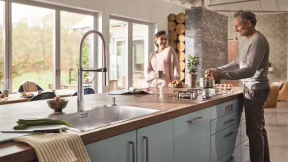 Retro, modern czy eklektyzm? W kręgu kuchennych inspiracji Dom, LIFESTYLE - W kuchennym wzornictwie prym wiodą dwa dominujące nurty: elegancka klasyka oraz szlachetny i oszczędny w formie minimalizm. Oba style cieszą się popularnością i od dłuższego czasu pozostają w trendach.