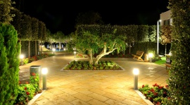 Oświetlenie dla bezpieczeństwa Dom, LIFESTYLE - Lato to okres, w którym dużo czasu spędzamy na świeżym powietrzu. Przyjemne momenty takie, jak przyjęcie w ogrodzie nie muszą kończyć się wraz z zachodem słońca. Odpowiednie oświetlenie ogrodu to nie tylko walory estetyczne, ale również zwiększenie poczucia bezpieczeństwa.