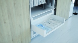 Nie wstydź się otwartej szafy Dom, LIFESTYLE - Co kryje się za zamkniętymi drzwiami szafy? Czy po odsunięciu frontów możemy pochwalić się estetycznie zorganizowanym wnętrzem, w którym panuje idealny porządek, a niezbędna, perfekcyjnie działająca technika meblowa pozostaje praktycznie niewidoczna?