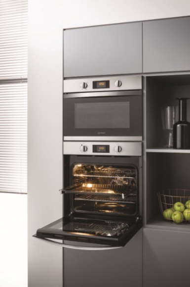 Jak zmieniały się preferencje kuchennych aranżacji Polaków? Dom, LIFESTYLE - Jak zmieniały się pomieszczenia kuchenne Polaków na przestrzeni lat? Dziś mamy warunki, aby gotować szybciej, sprawniej i bardziej komfortowo. Te elementy ukształtowały także nasz gust estetyczny. Jak współczesne potrzeby wpłynęły na aranżacje polskich kuchennych wnętrz?