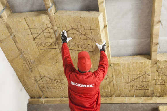 Ocieplenie poddasza – co warto wiedzieć? Dom, LIFESTYLE - Na co Polacy najchętniej wydaliby wolne środki finansowe? Z badania „Budownictwo energooszczędne oczami Polaków” wynika, że 26 proc. zmieniłoby dom na bardziej dopasowany do ich potrzeb, a 25 proc. przeprowadziłoby remont.