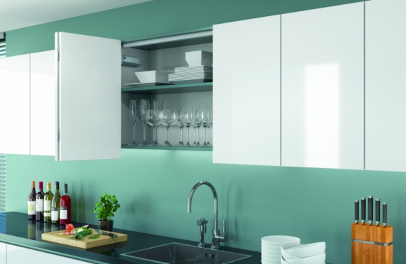 Składane fronty górują w kuchni Dom, LIFESTYLE - Obok szerokich szuflad, modne stały się również szerokie szafki wiszące. W trosce o komfort użytkowników, projektanci mebli zamykają je frontami składanymi. Ten - wydawałoby się zapomniany - mechanizm otwierania, przeżywa swój renesans w aranżacji wnętrz.